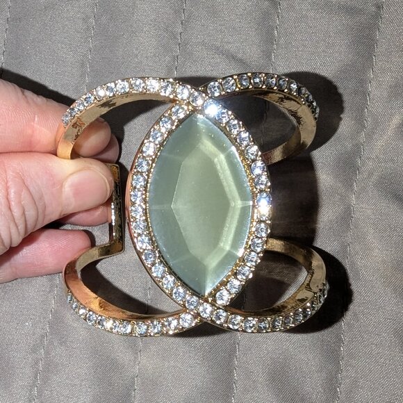 $3 with Bundle ~ Gold Tone Green Gem & Sparkling Rhinestone Cuff Bracelet 4539 - Picture 1 of 5